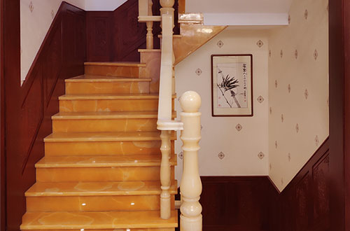祁东中式别墅室内汉白玉石楼梯的定制安装装饰效果